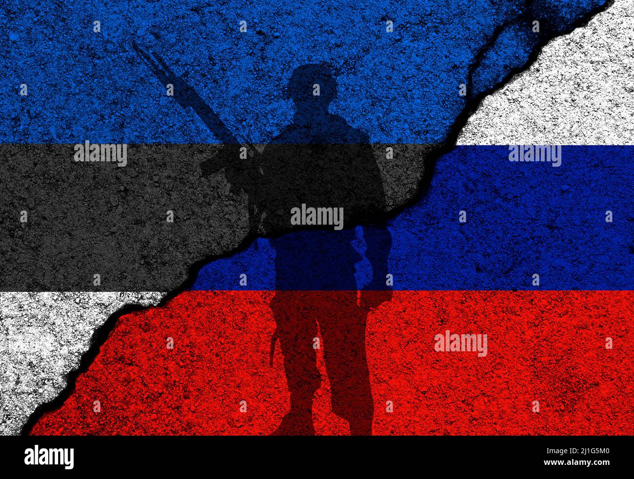 Konflikt zwischen Estland und Russland. Konzept von Krieg und Invasion auf baltischen Staaten. Flaggen auf Betonwand Hintergrund gemalt Stockfoto