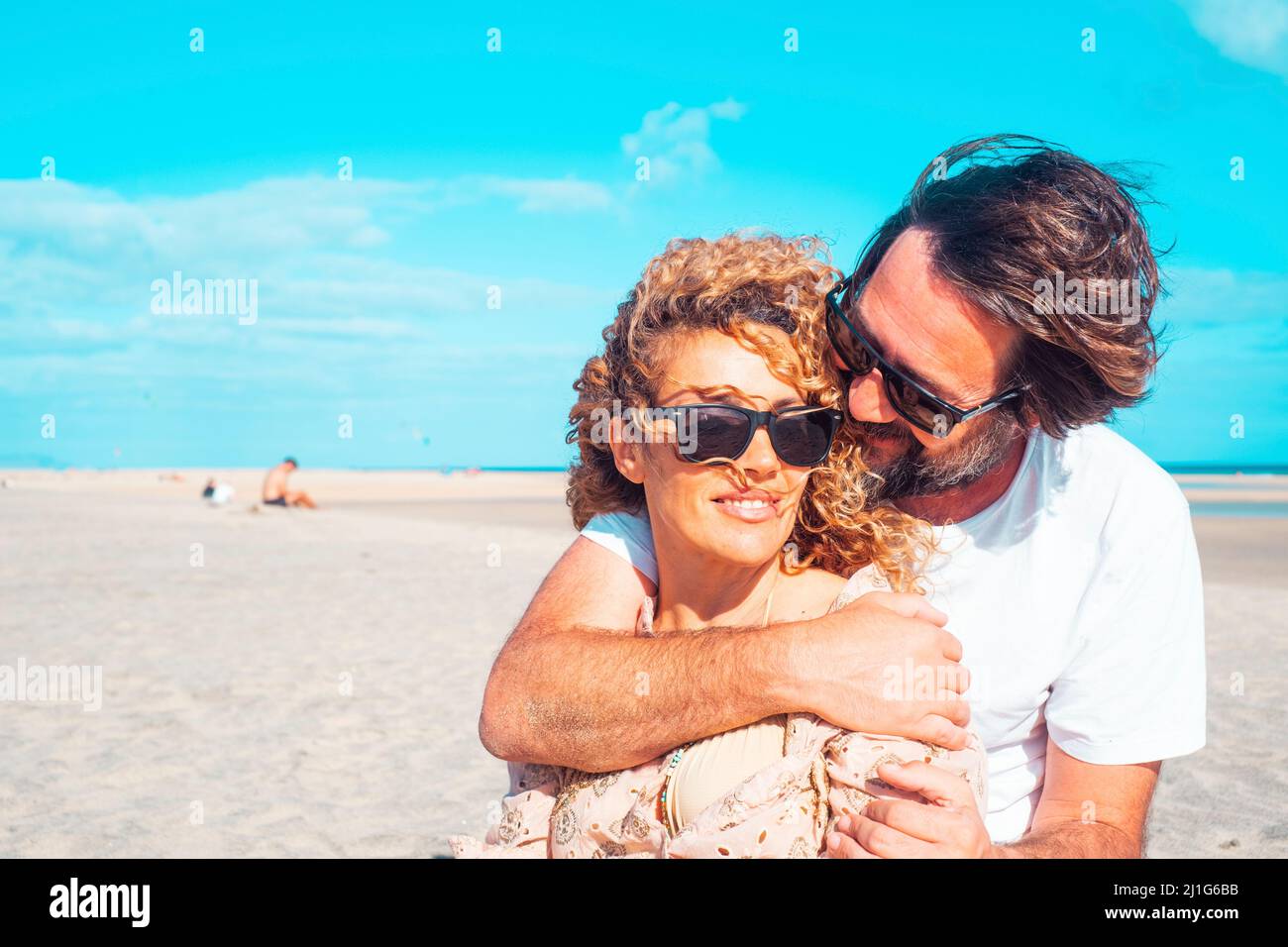Sommer Liebe Paar Mann und Frau umarmt in Beziehung mit Sandstrand und Meer im Hintergrund. Urlaub Urlaub Freizeit Lifestyle Menschen im Freien Stockfoto Sommer Liebe Paar Mann und Frau umarmt in Beziehung mit Sandstrand und Meer im Hintergrund. Urlaub Urlaub Freizeit Lifestyle Menschen im Freien Stockfoto