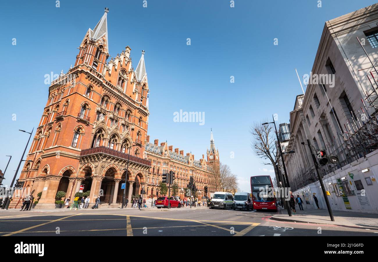 Bahnhof St. Pancras, London. Die ikonische gotische Architektur des Verkehrsknotenpunkts im Norden Londons und die Heimat des Eurostar-Service in London. Stockfoto