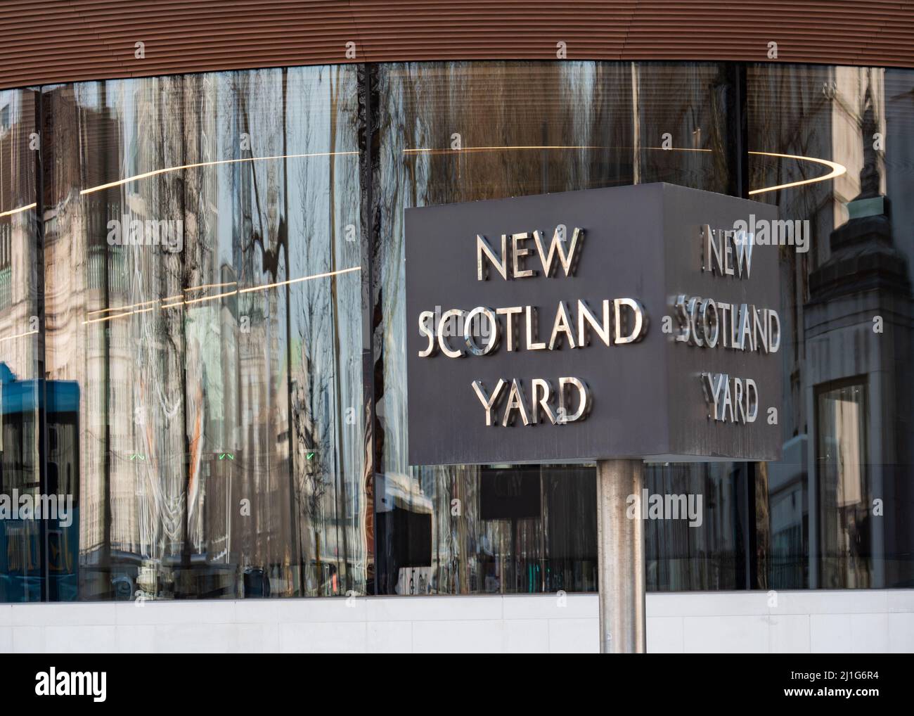New Scotland Yard HQ, London. Das ikonische Drehschild vor dem Hauptquartier der Londoner Metropolitan Police am Victoria Embankment. Stockfoto