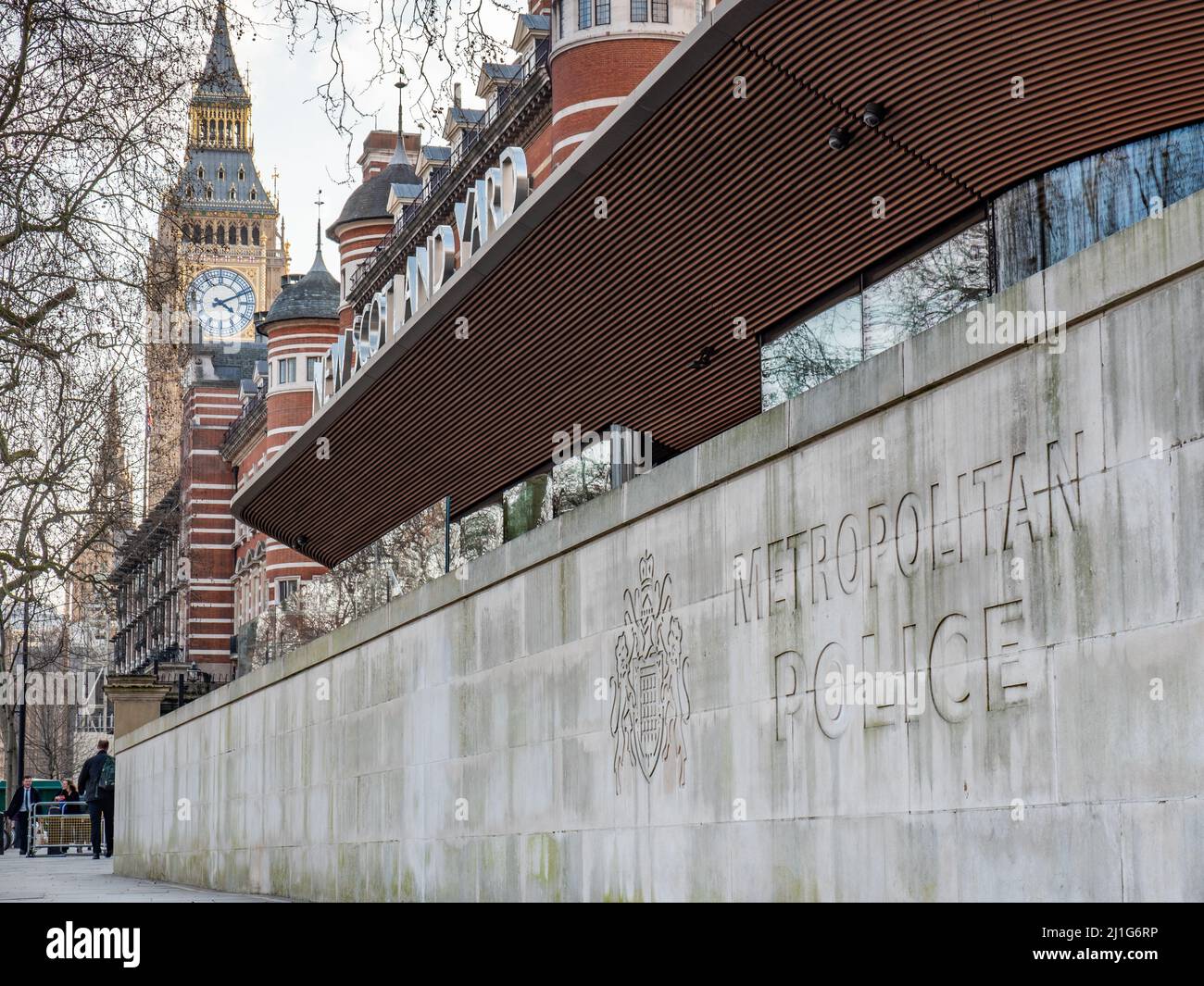 New Scotland Yard, das Hauptquartier der Londoner Metropolitan Police an seinem neuen Standort am Victoria Embankment mit Big Ben im Hintergrund. Stockfoto