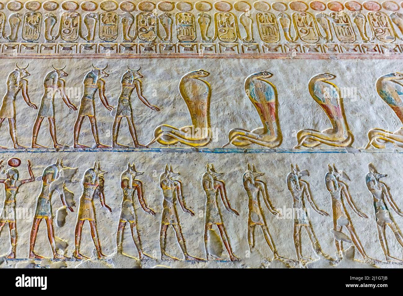 Bas-Relief von Kobras und Figuren von Anubis, im ersten Abschnitt des Buches der Höhlen, das Grab von Ramesses IX, KV6, im Tal der Könige Stockfoto