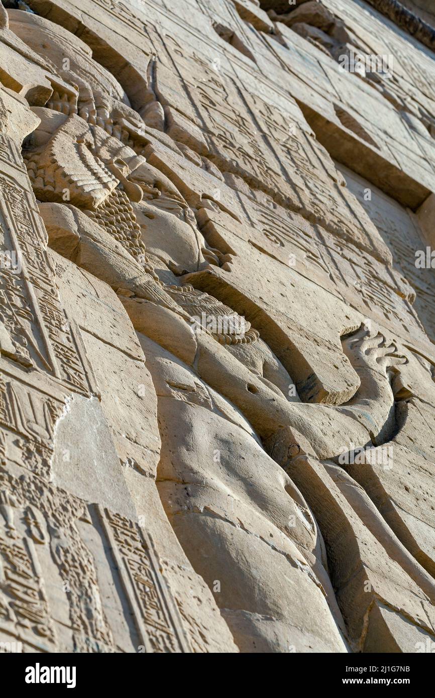 Schnitzwerk der Isis auf dem östlichen Turm des zweiten Pylons im Tempel der Isis bei Philae Stockfoto