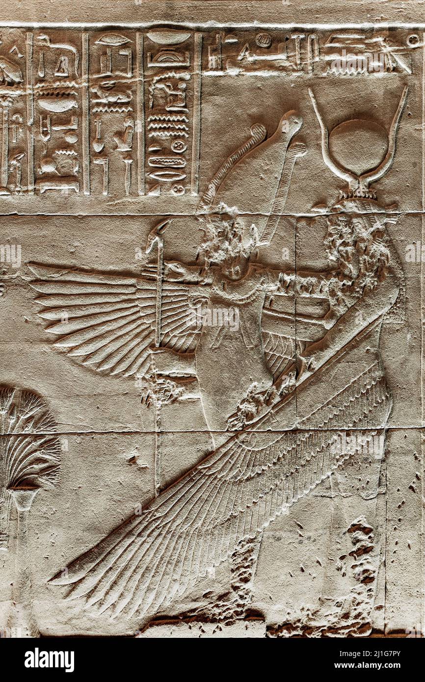 ISIS beschützte ihren Mann Osiris mit ihren ausgestreckten Flügeln, den Isis-Tempel in Philae Stockfoto