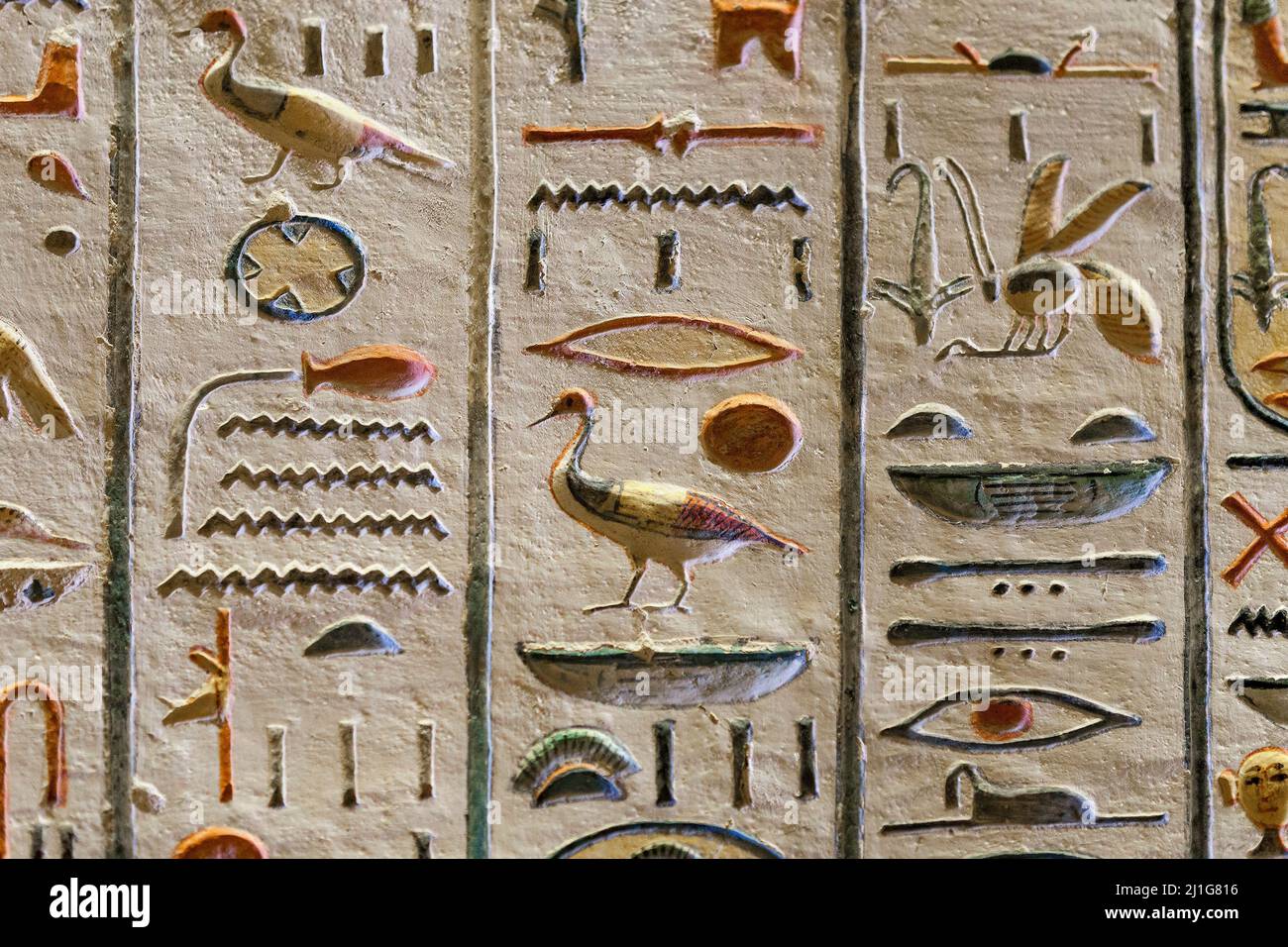 Bunt bemalte Hieroglyphen im Grab von Ramesses IX, KV6, im Tal der Könige Stockfoto