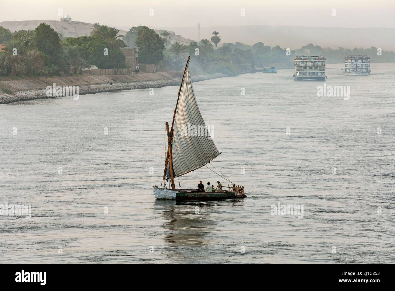 Felucca segelt auf dem Nil bei Assuan Stockfoto