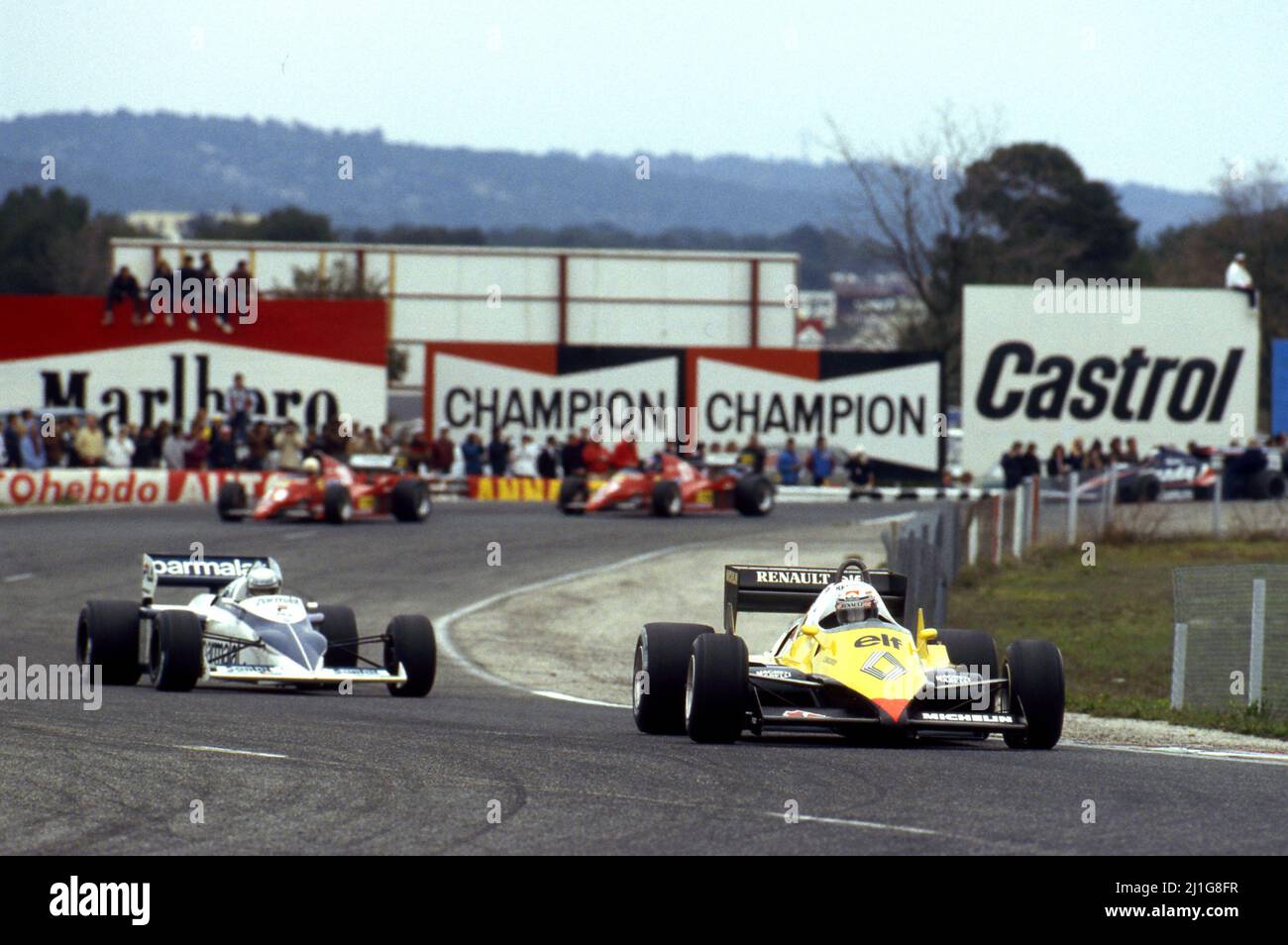 Alain Prost (FRA) Renault RE40 1. führt Riccardo Patrese (ITA) Brabham BT52 BMW an Stockfoto