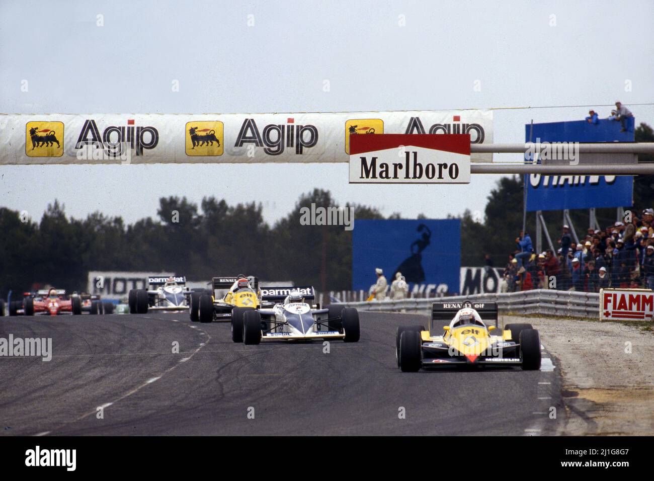Alain Prost (FRA) Renault RE40 1. führt Riccardo Patrese (ITA) Brabham BT52 BMW an Stockfoto