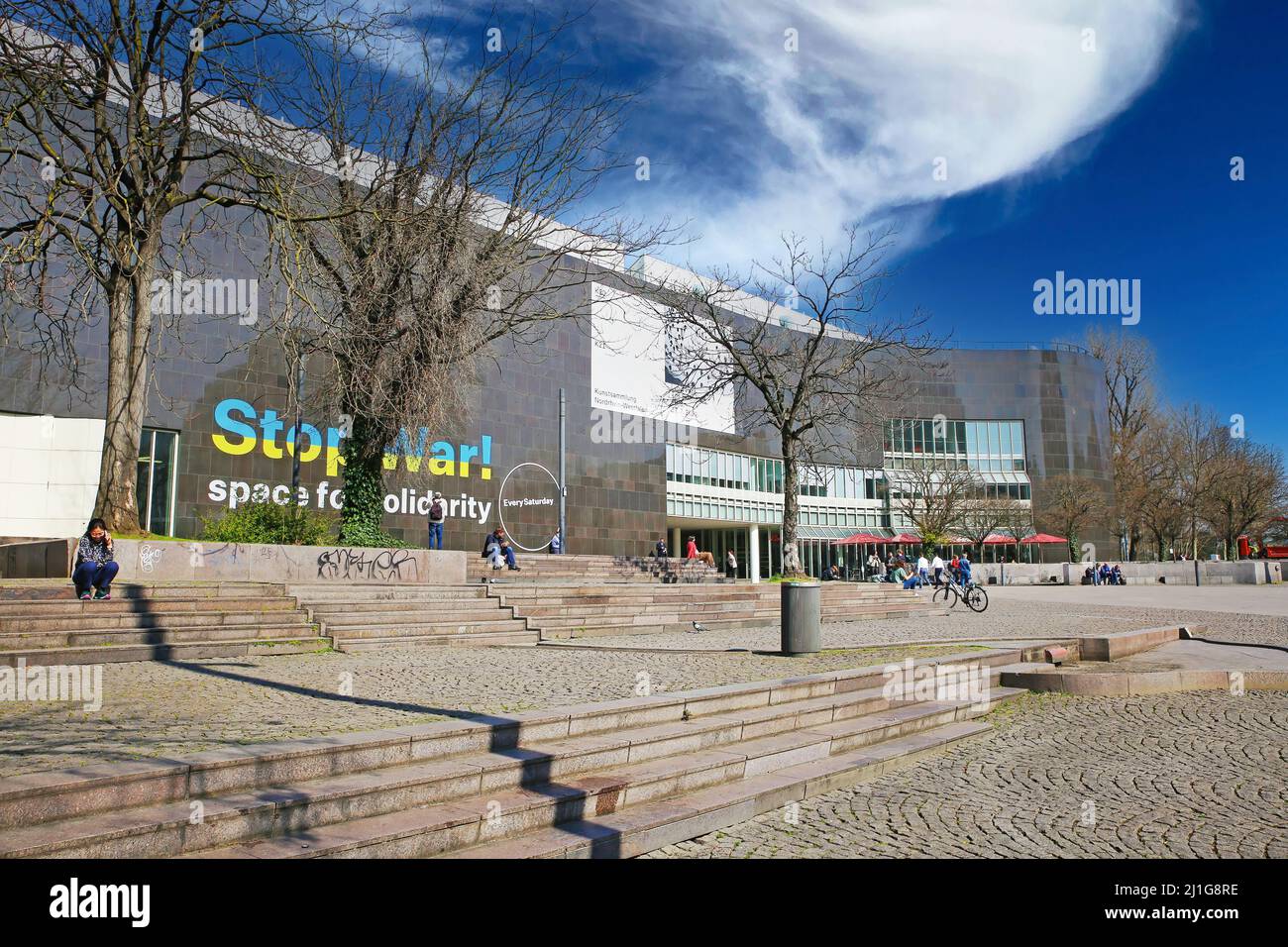 Düsseldorf (K20 Kunstsammlung), Deutschland - März 23. 2022: Blick auf das moderne Museumsgebäude mit Zeichen der Solidarität für die ukrainer Stockfoto