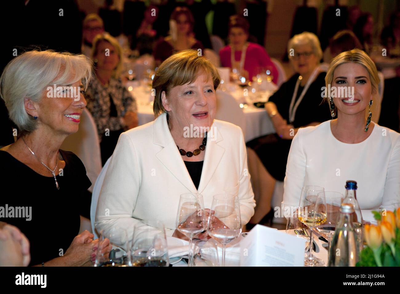 Die erste Tochter der USA, Ivanka Trump, rechts, plaudert mit Bundeskanzlerin Angela Merkel, Mitte, und IWF-Geschäftsführerin Christine Lagarde während einer Gala nach dem Gipfel W20 am 25. April 2017 in Berlin, Deutschland. Stockfoto