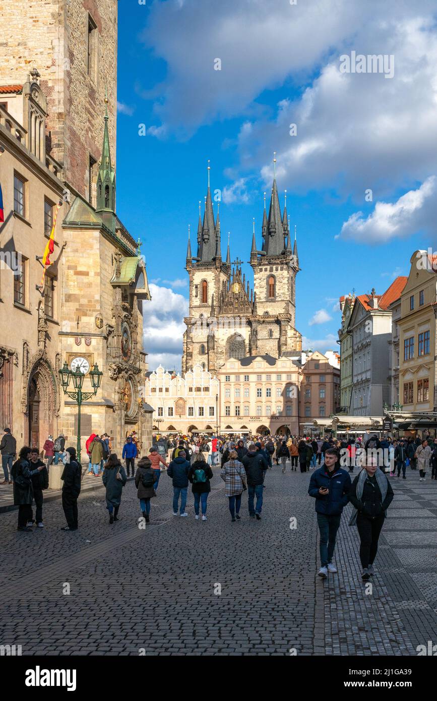 Prag, Tschechien - 02.19.2022: Viele Menschen gehen auf dem Altstädter Ring mit der Marienkirche vor Tyn im Hintergrund. Menschenmassen in ihm Stockfoto