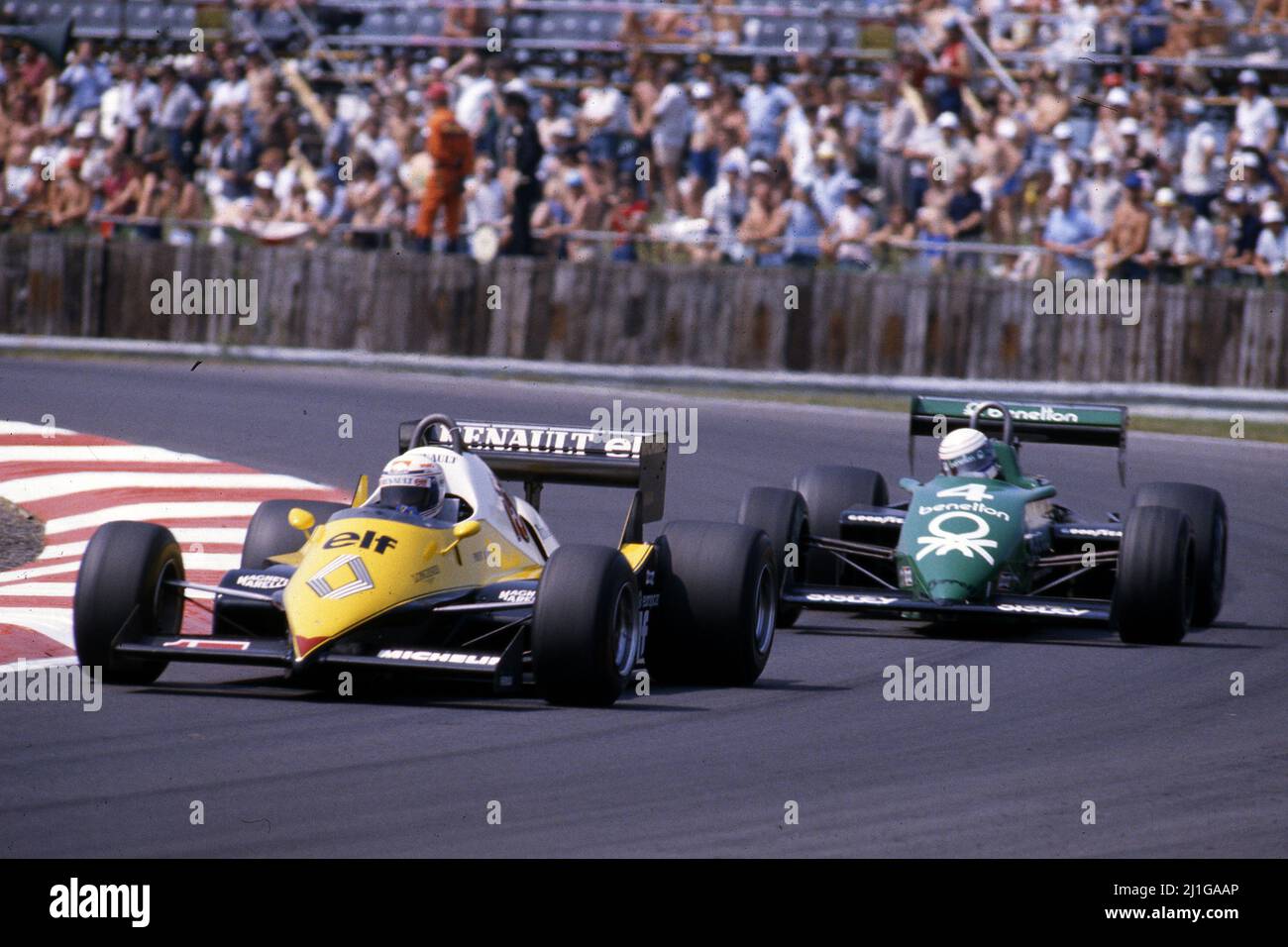 Alain Prost (FRA) Renault RE40 1. führt an Danny Sullivan (USA) Tyrrell 011 Ford Cosworth Stockfoto