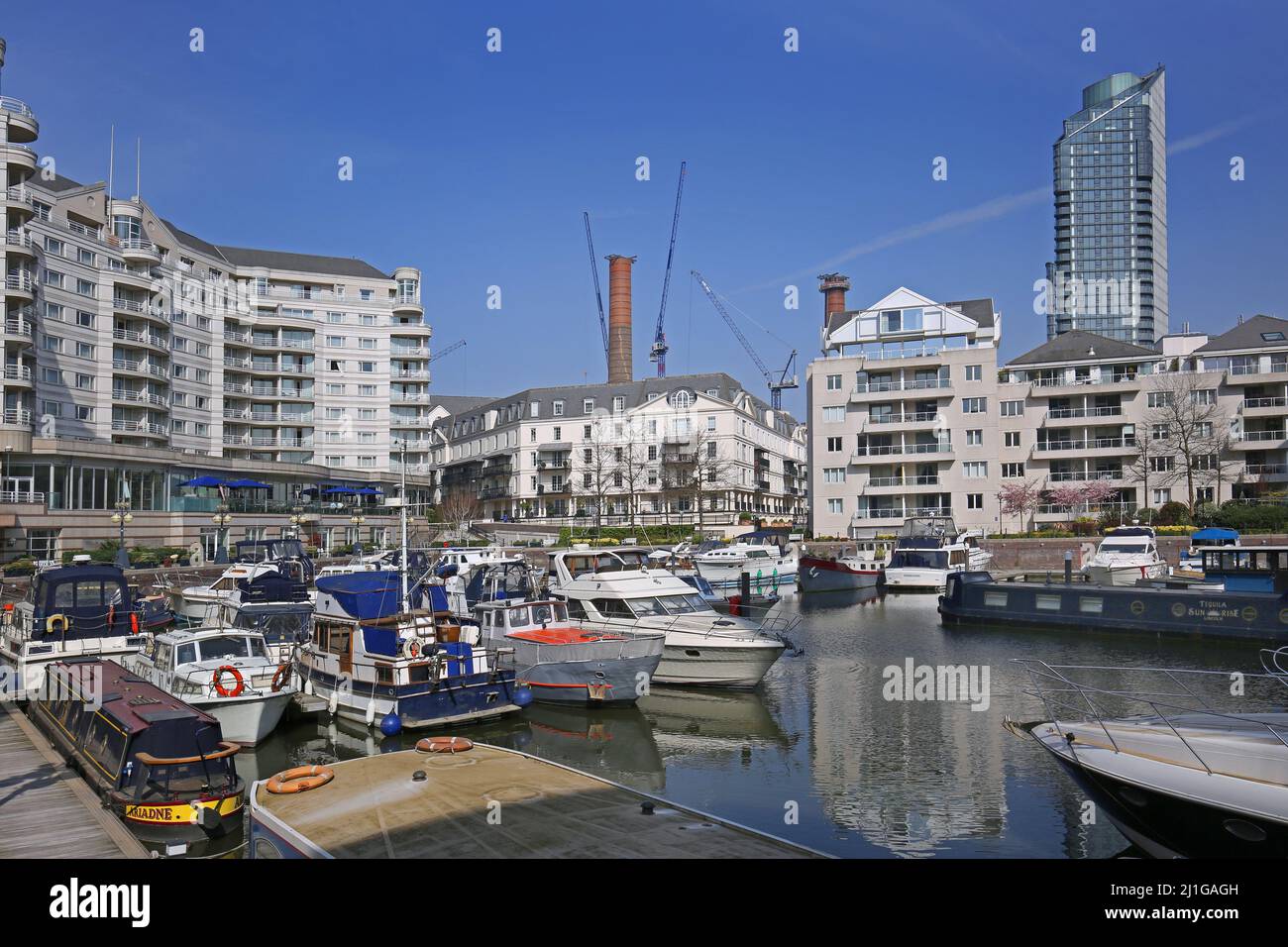 Luxus-Apartments rund um den Yachthafen, Chelsea Harbour, London, Großbritannien. Zeigt einen neuen Waterfront Drive Tower (rechts) - Penthouse im Besitz von Roman Abramovich. Stockfoto