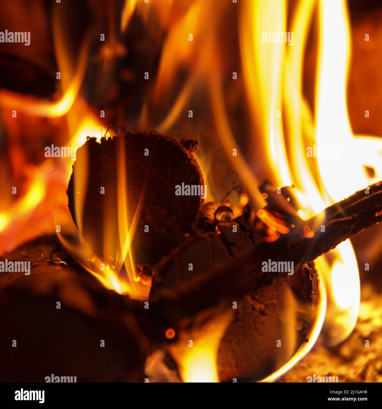 Helles Feuer der hohen Temperatur aus dem Brennholz brennt im Kamin, romantisch Stockfoto