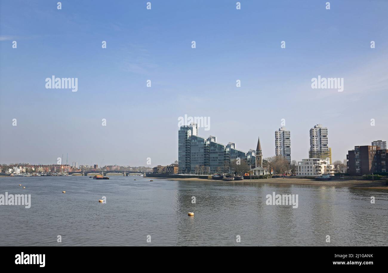 Die Themse bei Battersea, London, vom Chelsea Embankment aus gesehen. Zeigt Montevetro Wohnblock, Zentrum, St Marys Church und council Blocks. Stockfoto