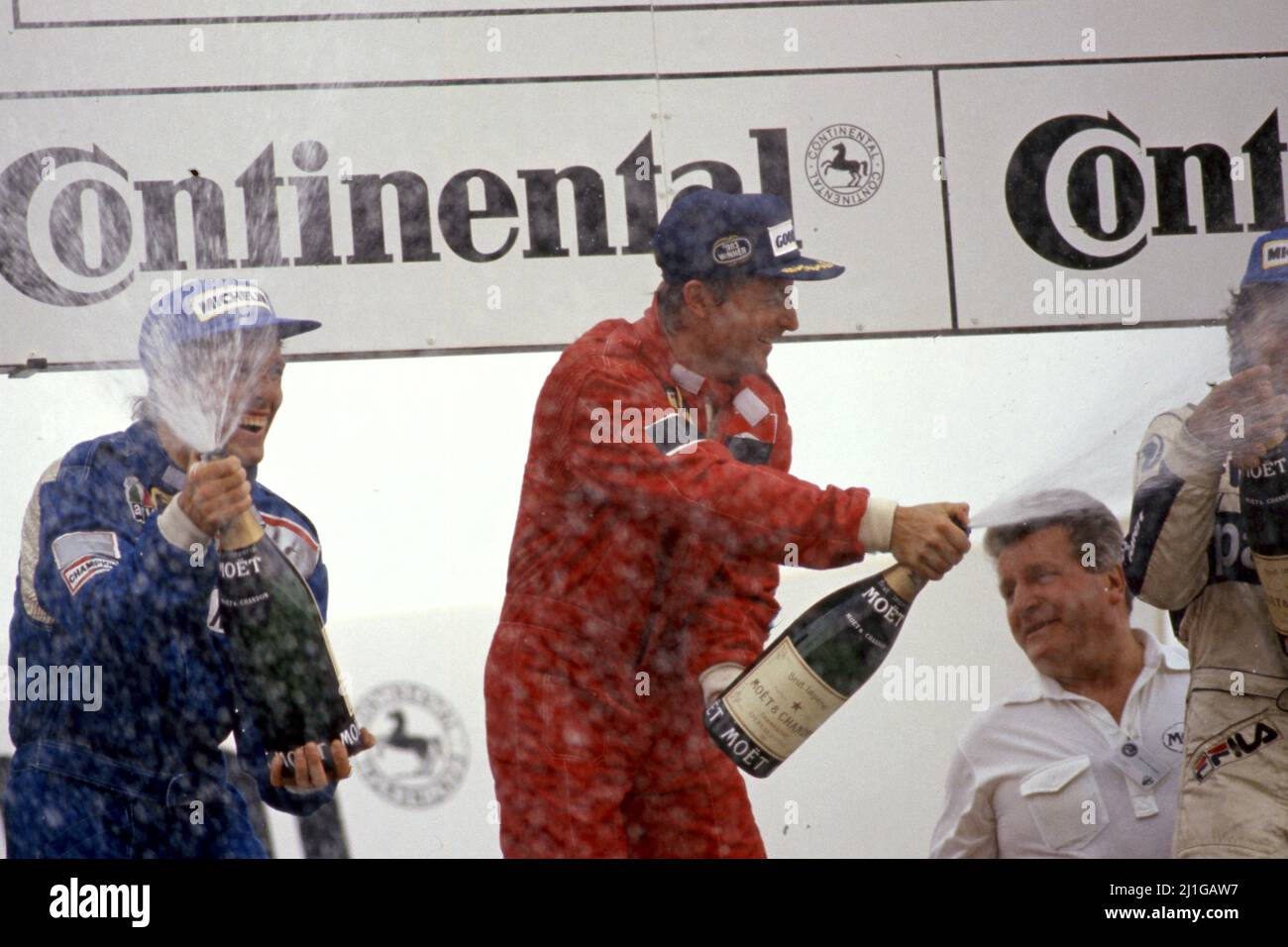 Rene'Arnoux (FRA) Ferrari 1. Position Andrea de Cesaris (ITA) Alfa Romeo 2. Position feiert auf dem Podium Stockfoto