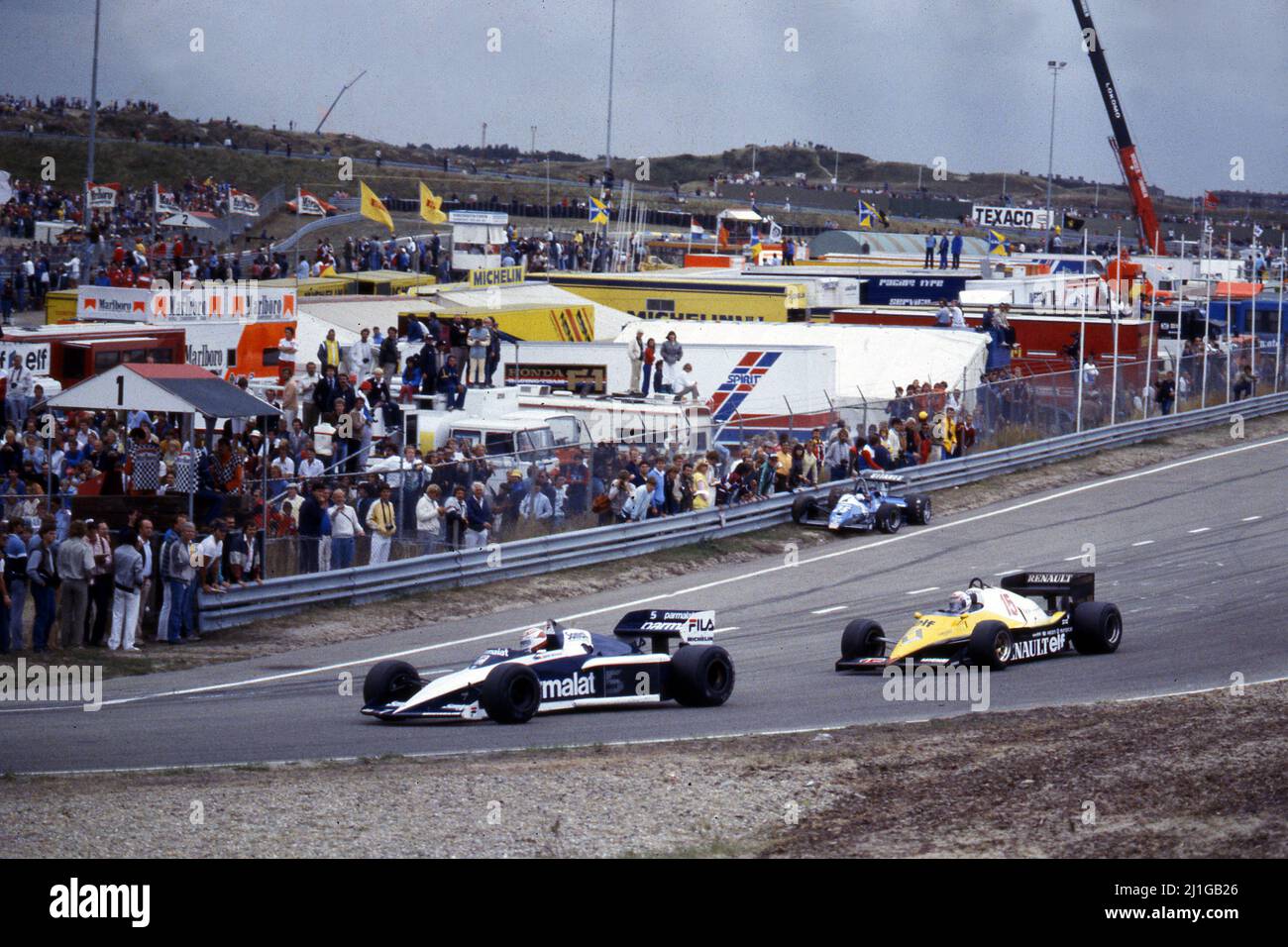 Nelson Piquet (BRA) Brabham BT52 BMW führt Alain Prost (FRA) Renault RE40 an Stockfoto