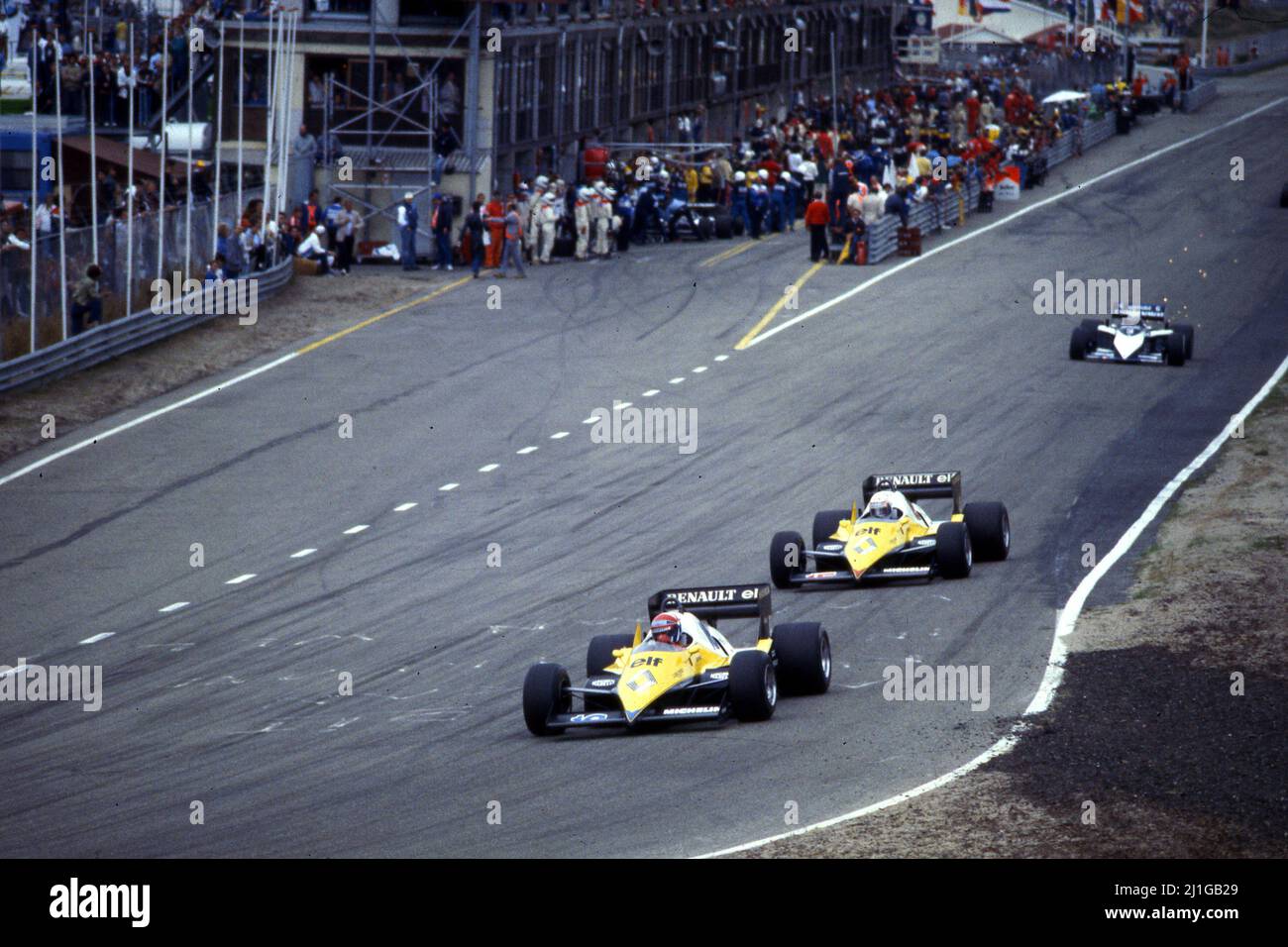 Eddie Cheever (USA) Renault RE40 führt Teamkollegen Alain Prost (FRA) an Stockfoto