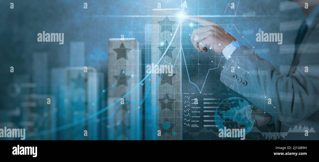 Geschäftsmann Hand berühren fünf Sterne 5 Bewertung mit einem Geschäftsmann berühren Finanzen virtuellen und Zement Diagramm auf rustikalem grauen Hintergrund. Stockfoto