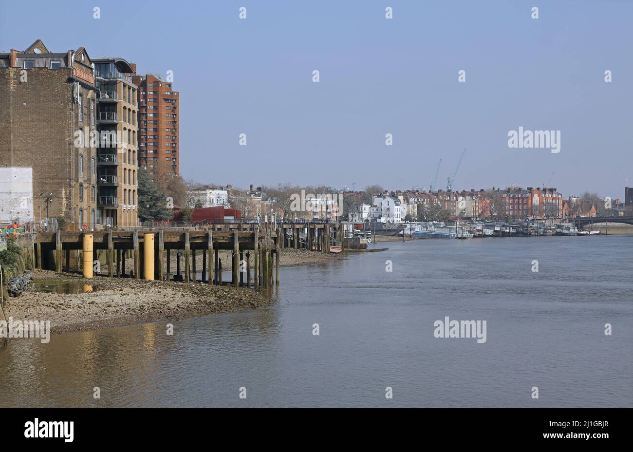 Riverside Buildings in Chelsea, London, Großbritannien. Zeigt original viktorianische Lagerhäuser (links) und exklusiven Cheyne Walk (rechts) Stockfoto
