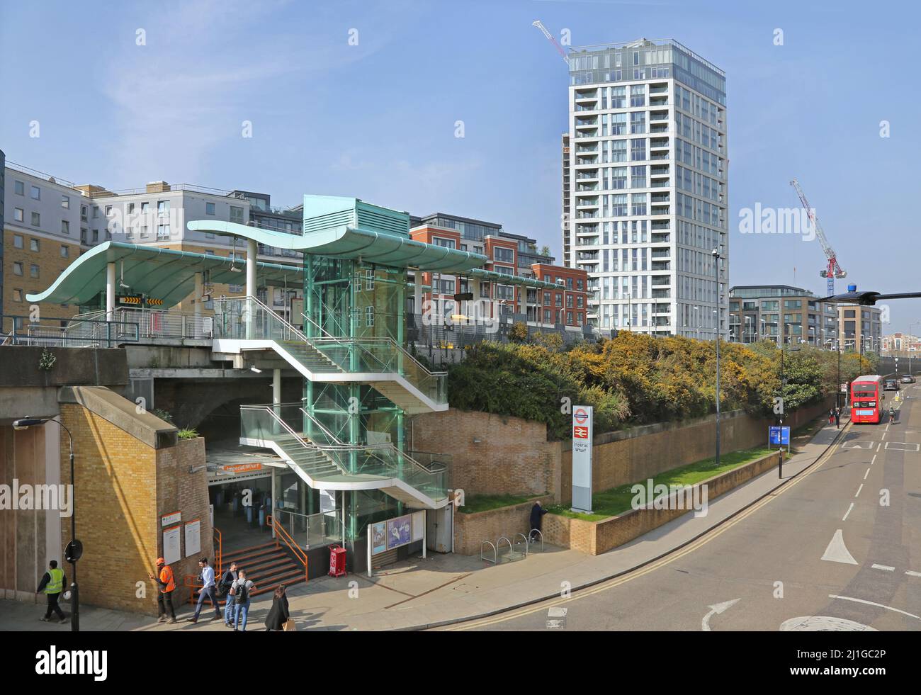 Imperial Wharf Station, Chelsea, London, Großbritannien. Neuer Bahnhof im London Overground-Netzwerk mit exklusiven Apartments am Flussufer und Chelsea Harbour Stockfoto