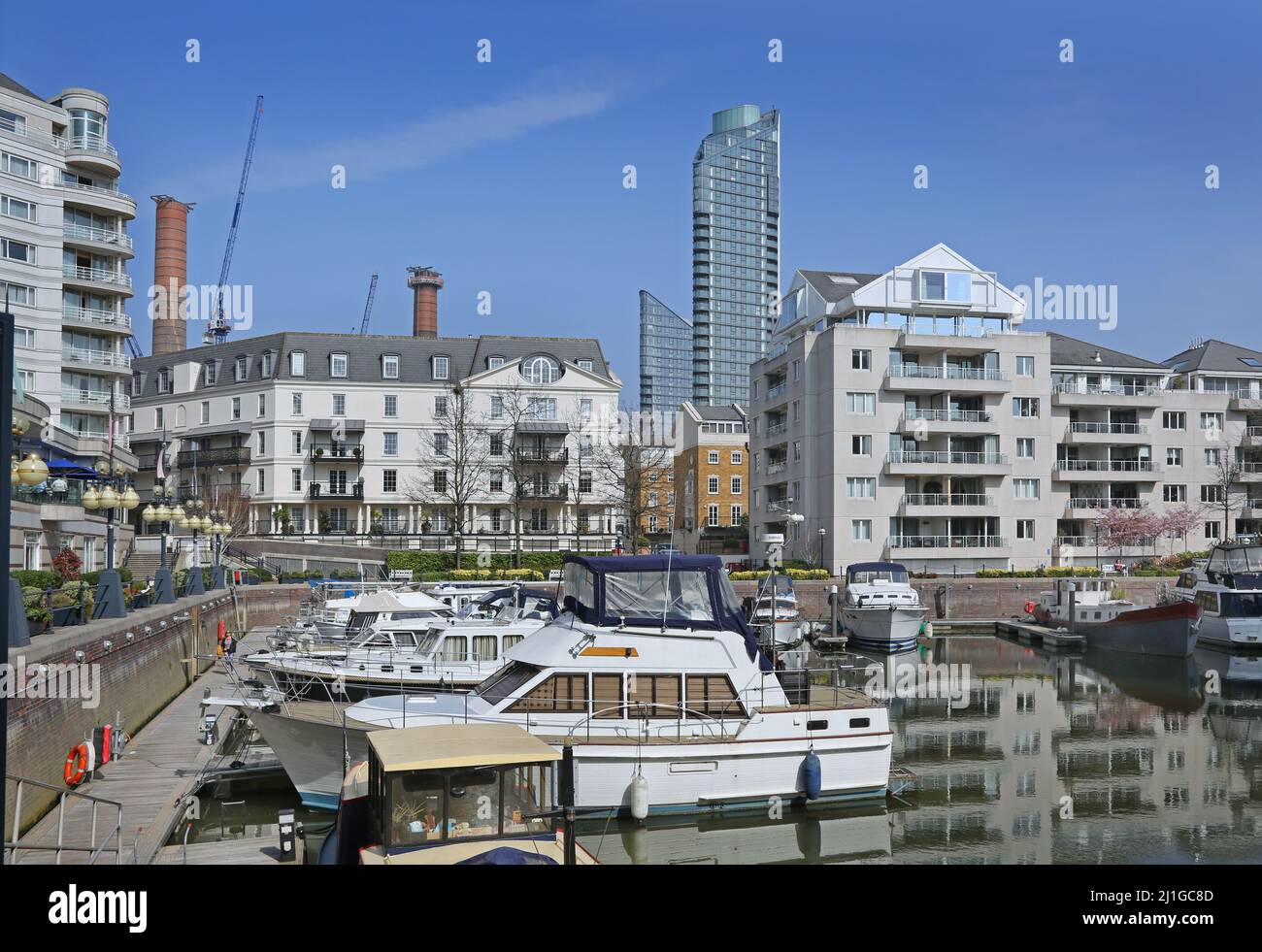 Luxus-Apartments rund um den Yachthafen, Chelsea Harbour, London, Großbritannien. Zeigt den neuen One Waterfront Drive Tower - Penthouse im Besitz von Roman Abramovich. Stockfoto