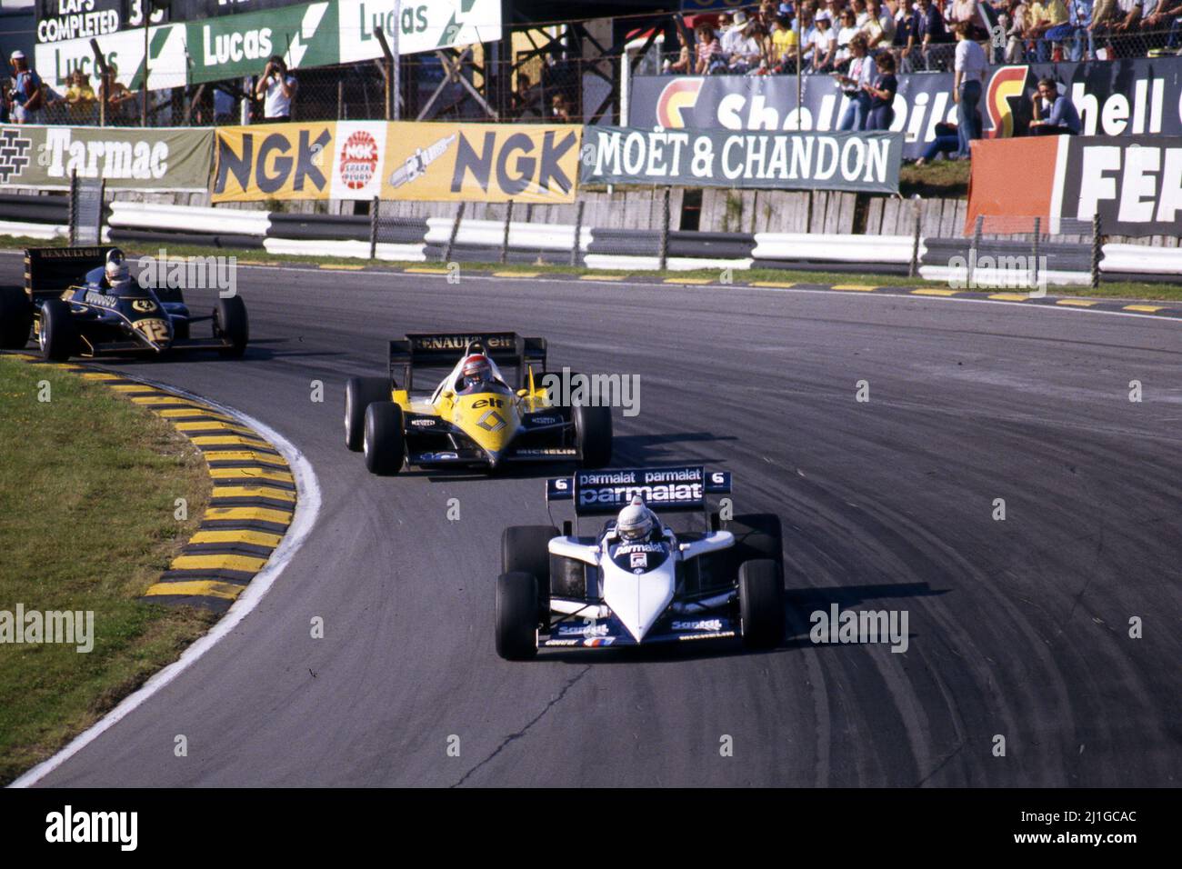 Riccardo Patrese (ITA) Brabham BT52 BMW führt Eddie Cheever (USA) Renault RE40 an Stockfoto