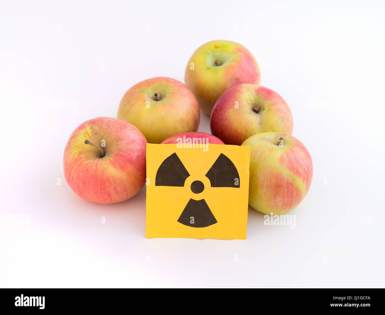 Äpfel mit einem Strahlungswarnschild auf ihnen. Nahaufnahme. Stockfoto