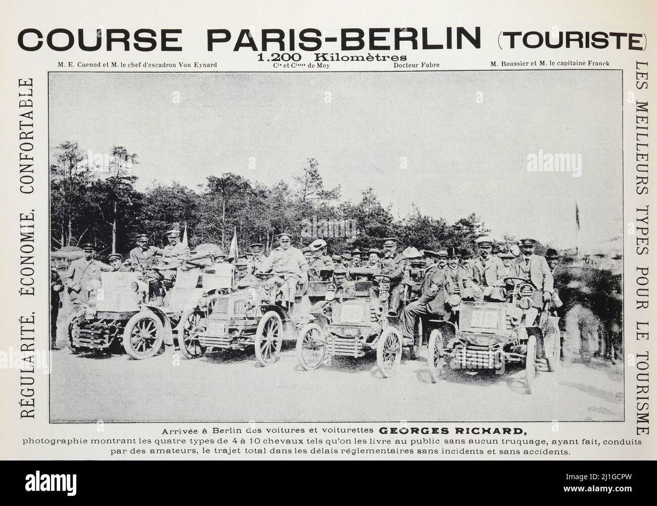KURS PARIS-BERLIN TOURISTE 1,200 Kilomètres M. E. Cuenod et M. le Chef d'escadron von Eynard Cie et Crese de Moy Docteur Fabre M. Roussicr et M. le capitaine Franck RÉGULARITÉ. ÉCONOMIE. CONFORTABLE Arrivée à Berlin des voitures et voiturettes GEORGES RICHARD, photographie montrant les quatre types de 4 à 10 chevaux tels qu’on les livre au public sans aucun truquage, ayant fait, conduits par des amateurs, le trajet total dansles délais réglementaires sans Incidents et sans uncials.- eng translation : KURS PARIS-BERLIN TOURISTE 1,200 Kilomètres M. E. Cuenod et M. le Chef d'escadron von Stockfoto