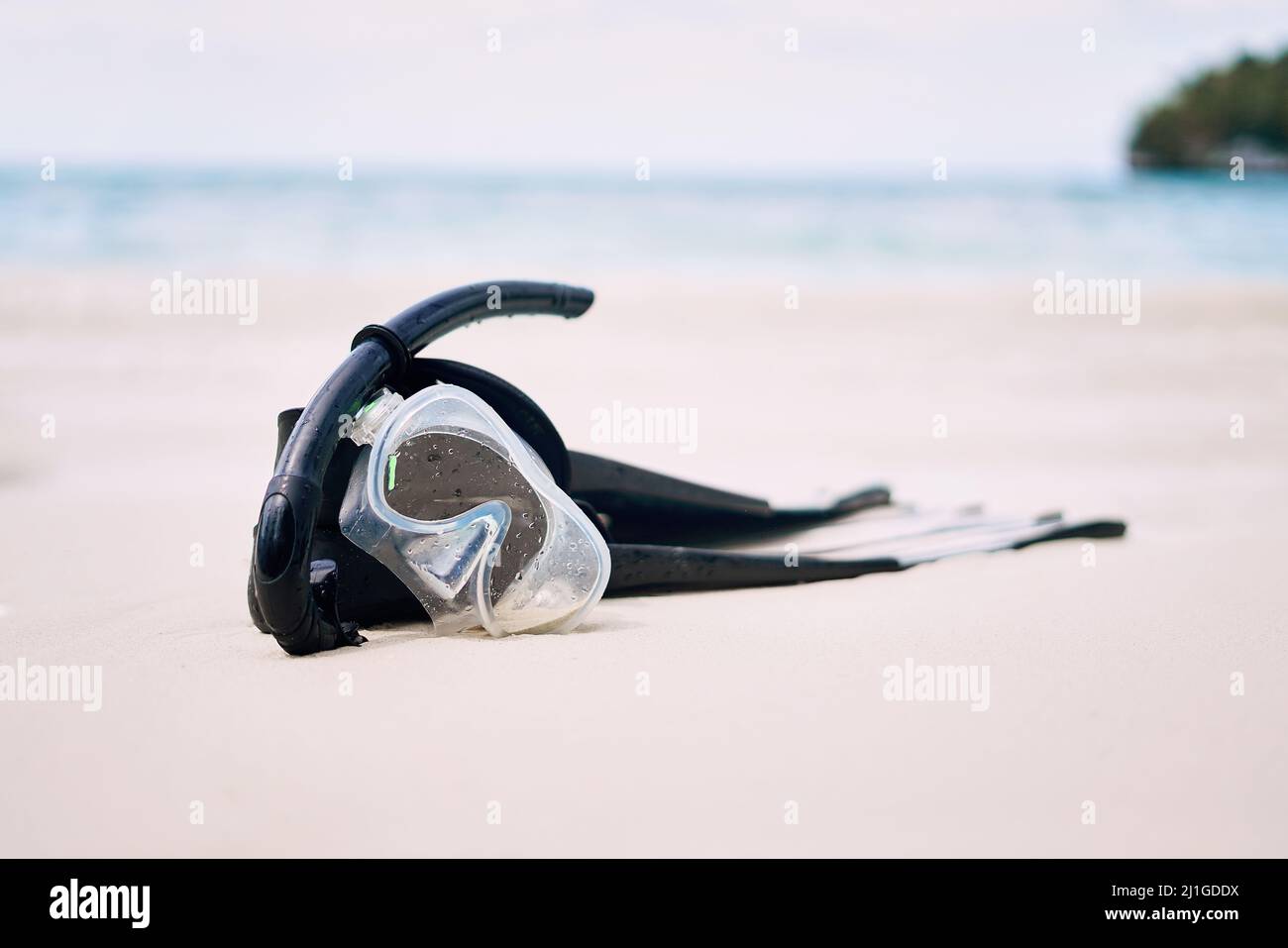 Es ist an der Zeit, unterzugehen. Stillleben von Schnorchelausrüstung an einem Strand in Raja Ampat, Indonesien. Stockfoto