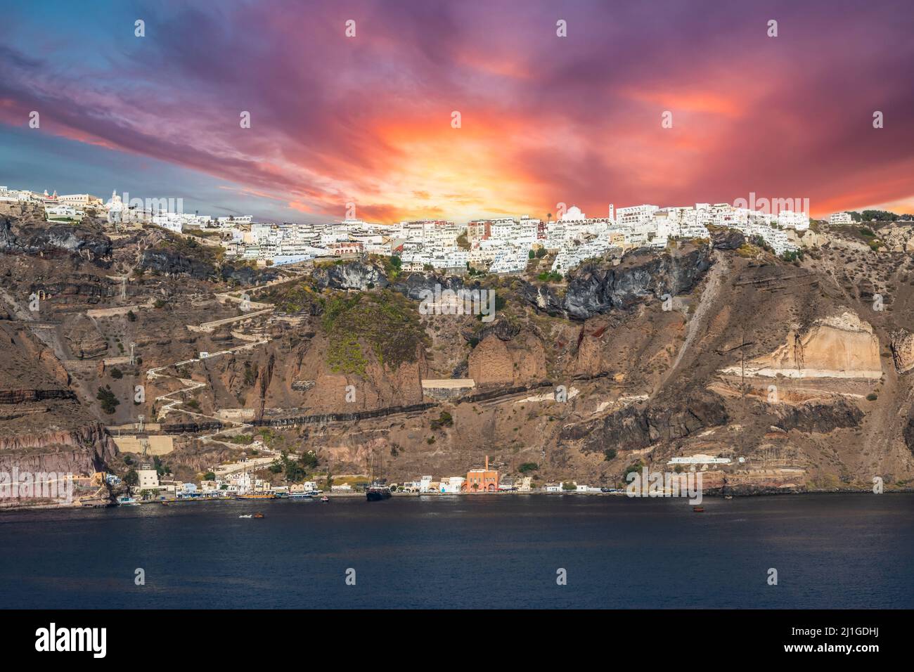 Fira bei Sonnenuntergang. Hauptstadt der griechischen Ägäischen Insel Santorini. Stockfoto