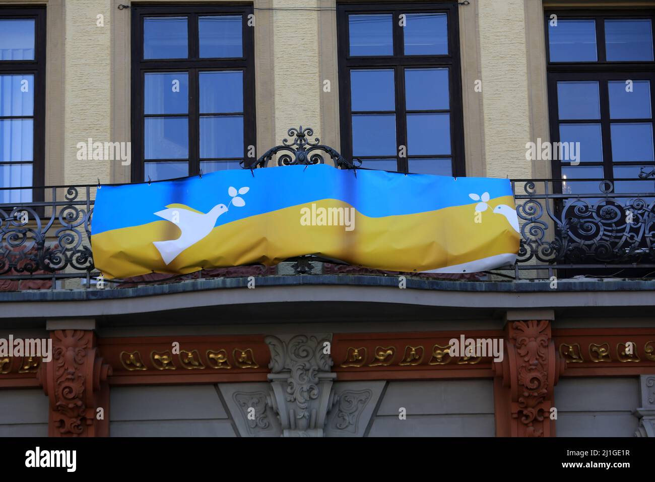 Coburg, Deutschland. 25. März 2022. Ukrainische Farben auf dem Rathaus in Coburg. Im Rahmen eines weiteren Tages von Klimaprotesten in Deutschland fand freitags ein protestmarsch für die Zukunft in Coburg statt. Demonstranten marschierten vom Hauptplatz der Stadt zum Bahnhof, wo Reden gehalten wurden, in denen weitere und schnellere Maßnahmen gegen die Probleme des Klimawandels gefordert wurden. Während des marsches waren die Rufe von nie wieder Krieg Teil der Gesänge, und es wurde häufig in Reden auf die Notwendigkeit hingewiesen, die Ukraine in ihrer aktuellen Lage zu unterstützen. Clearpiximages / Alamy Live News Stockfoto