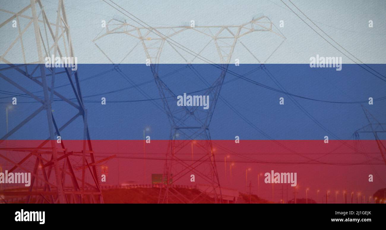 Bild der russischen Flagge über Strommast und Verkehr bei Sonnenuntergang Stockfoto