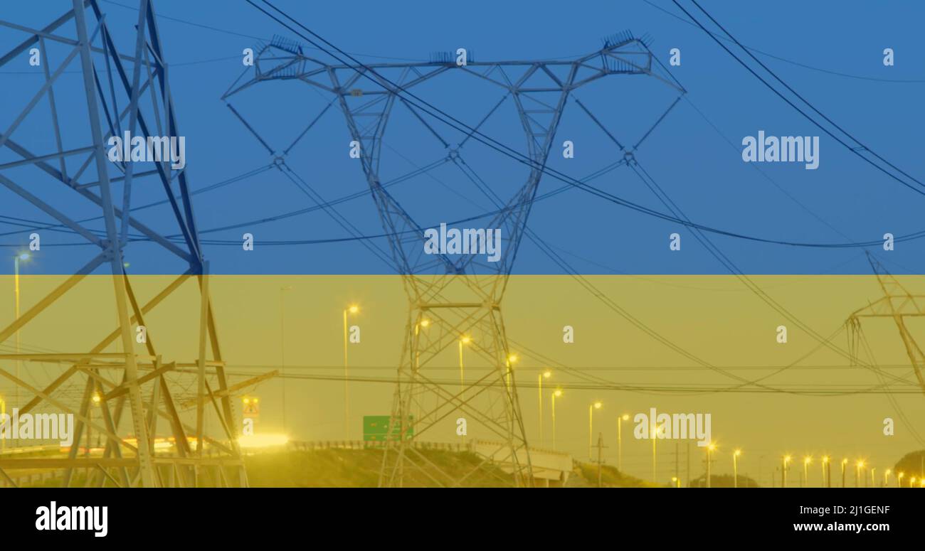 Bild der Flagge der ukraine über Strommast und Verkehr bei Sonnenuntergang Stockfoto