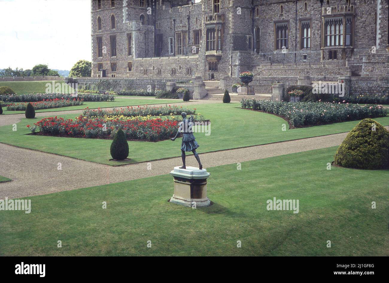 1960s, historischer, formeller Garten im Windsor Castle, einer historischen königlichen Residenz in Windsor-Bekshire, England, Großbritannien. Bekannt als der East Terrace Garden, wurde er ursprünglich für König George IV. Geschaffen, der, als er 1820 auf den Thron kam und da es keinen privaten Garten gab, aus ehemaligen Bowlingbahnen entstand. An bestimmten Tagen in den Sommermonaten ist eine begrenzte Anzahl von Besuchern in den Schlossgarten erlaubt. Stockfoto