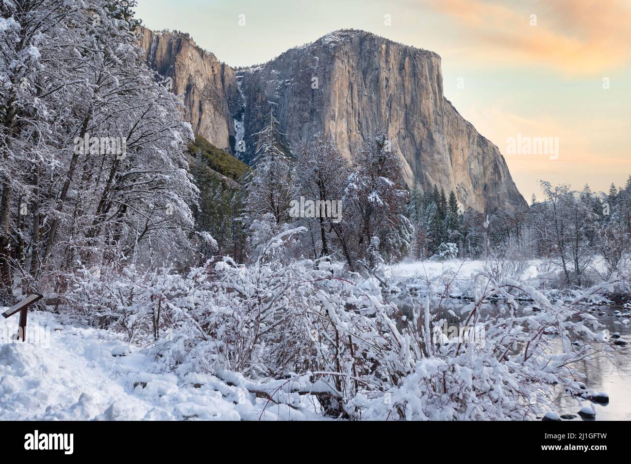 Blick auf El Capitan vom Tal direkt nach einem Schneesturm, Yosemite National Park Stockfoto