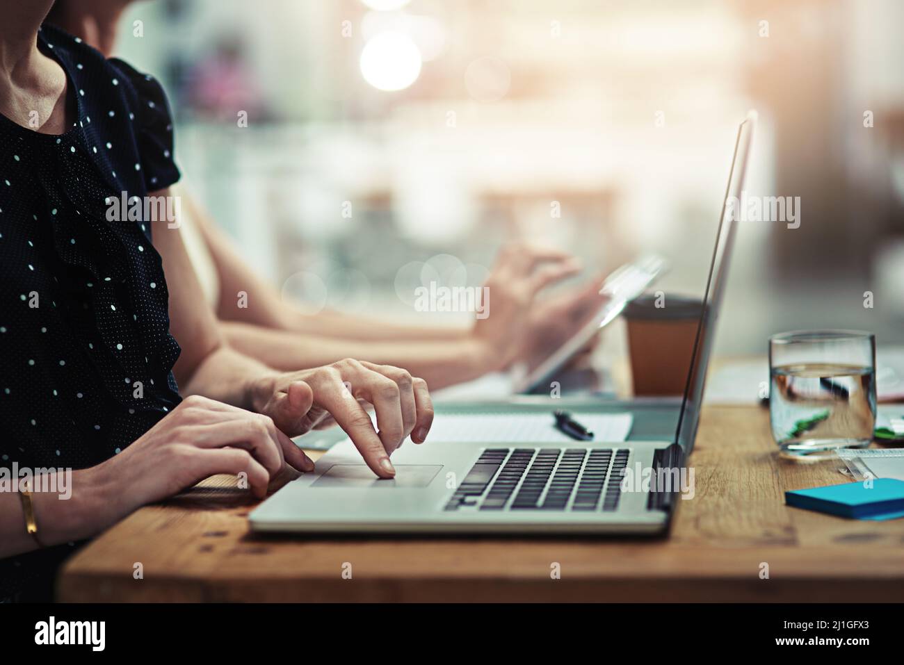 Arbeiten Sie an Ihrer Erfolgsgeschichte. Eine kurze Aufnahme einer nicht erkennbaren Geschäftsfrau, die in einem Büro an einem Laptop arbeitet. Stockfoto