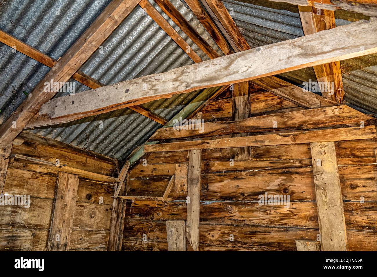 Das Innere der alten Holzhütte, verfallene alte und im Wald verlassene Stockfoto