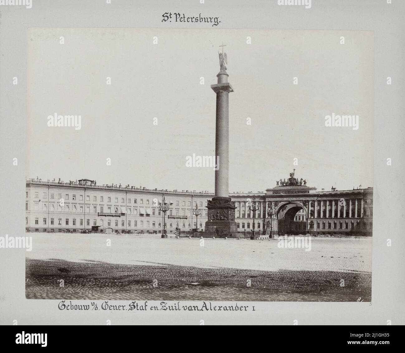 Vintage-Foto aus dem 19.. Jahrhundert vom Gebäude des Generalstabs und der Alexander-Säule in St. Peterburg. Russisches Reich. 1898 Stockfoto