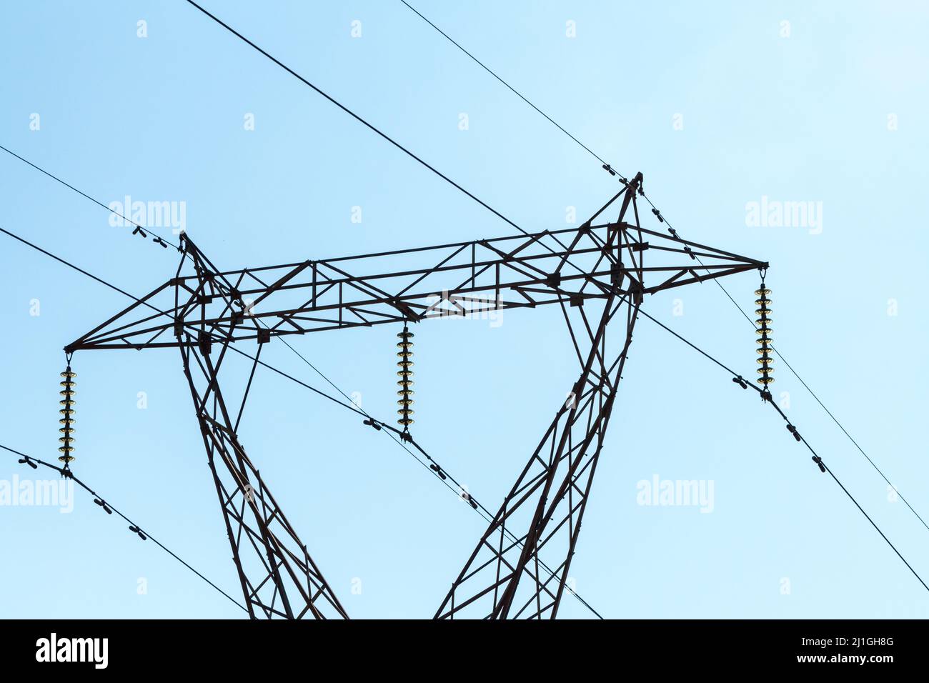 Nahaufnahme eines elektrischen Pylons mit Isolatoren, Stockbridge-Dämpfern und Abstandshaltern vor blauem Himmel in der südafrikanischen Konzepttechnologie Stockfoto