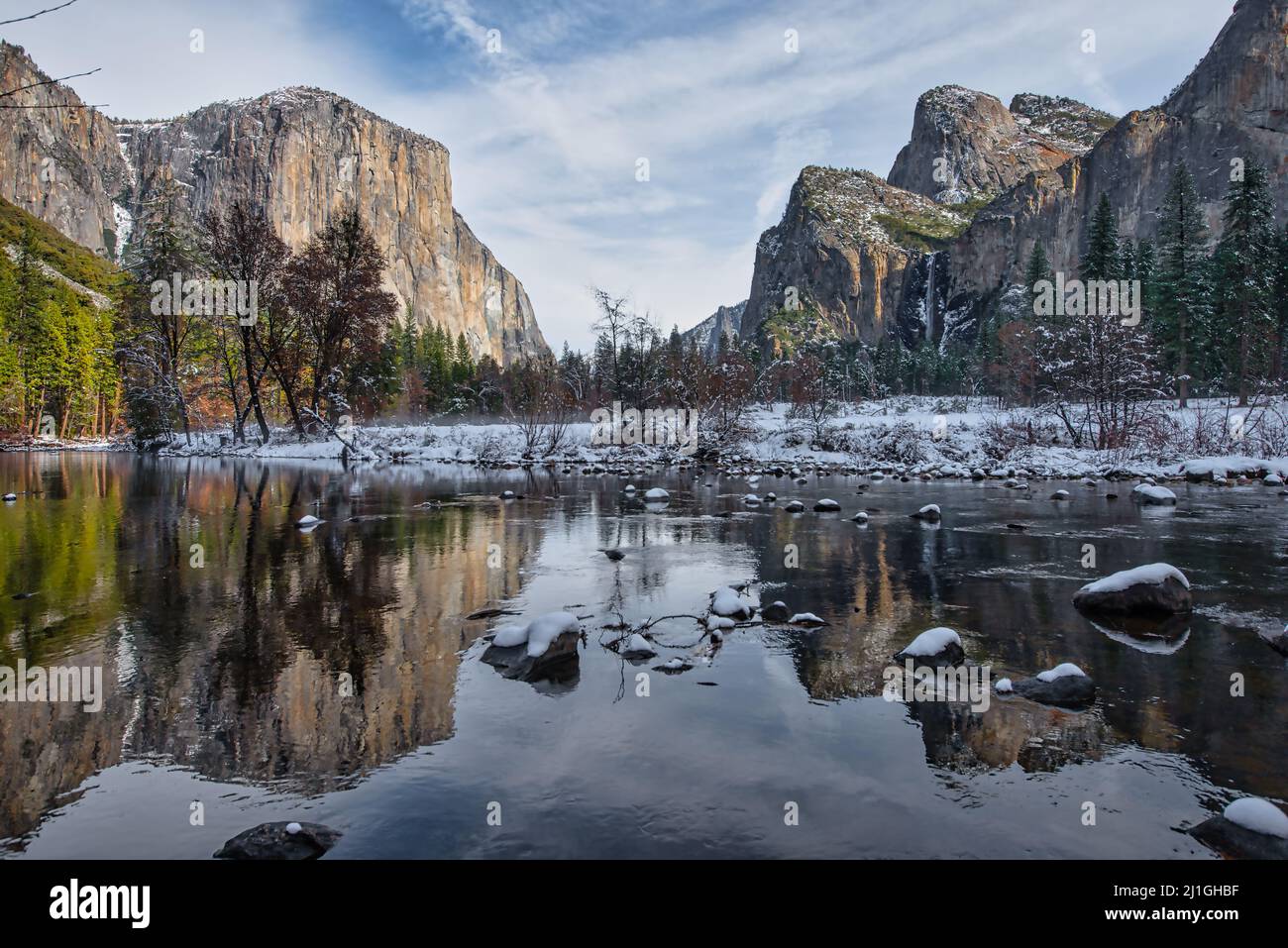 El Capitan, Bridaveil Falls und Cathedral Spires spiegeln sich im Winter im Yosemite National Park am Merced River at Valley View wider Stockfoto