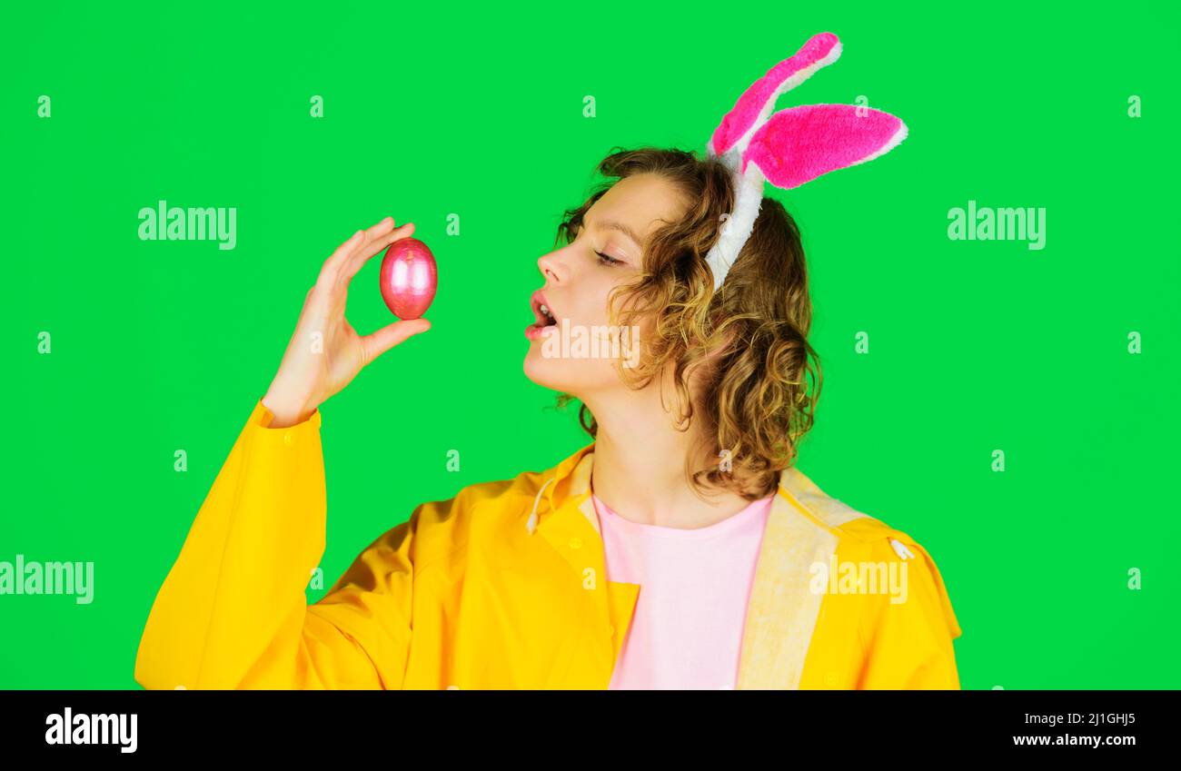 Frohe Ostern. Frau in Kaninchenohren mit Osterei. Kaninchenmädchen. Eiersuche. Frühlingsferien. Stockfoto