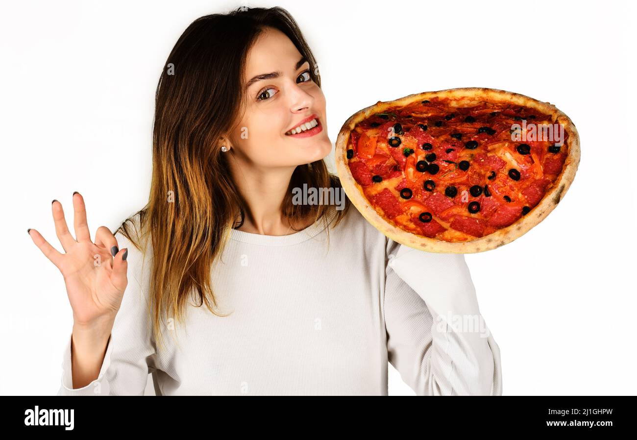 Lächelnde Frau mit Pizza-Schild okay. Mittagessen. Fastfood. Snack. Lieferung von Lebensmitteln Stockfoto