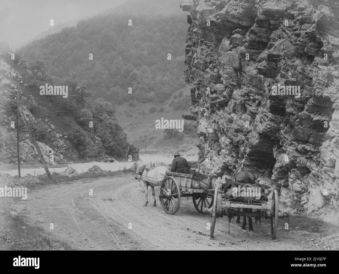 Foto aus dem 19.. Jahrhundert der georgischen Militärstraße. Felsen zwischen den Stanitsa (Dörfern) von Pasanaur und Mlety. Ossetische Karren mit Weinskins beladen. Russi Stockfoto