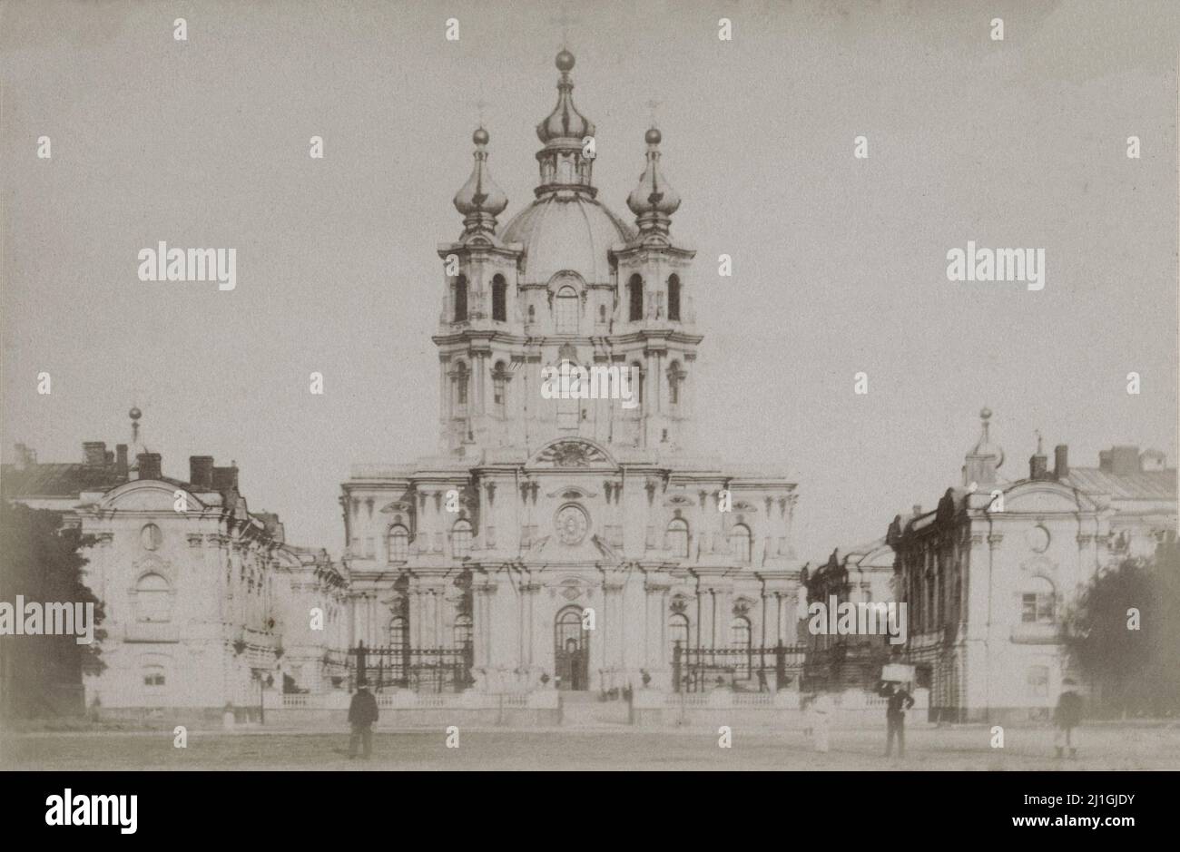 Foto aus dem 19.. Jahrhundert des Smolny Cathedral (Auferstehungskathedrale) in St. Peterburg. Die Auferstehungskathedrale, auch Smolny Cathedral genannt, ist Teil der Kathedrale Stockfoto