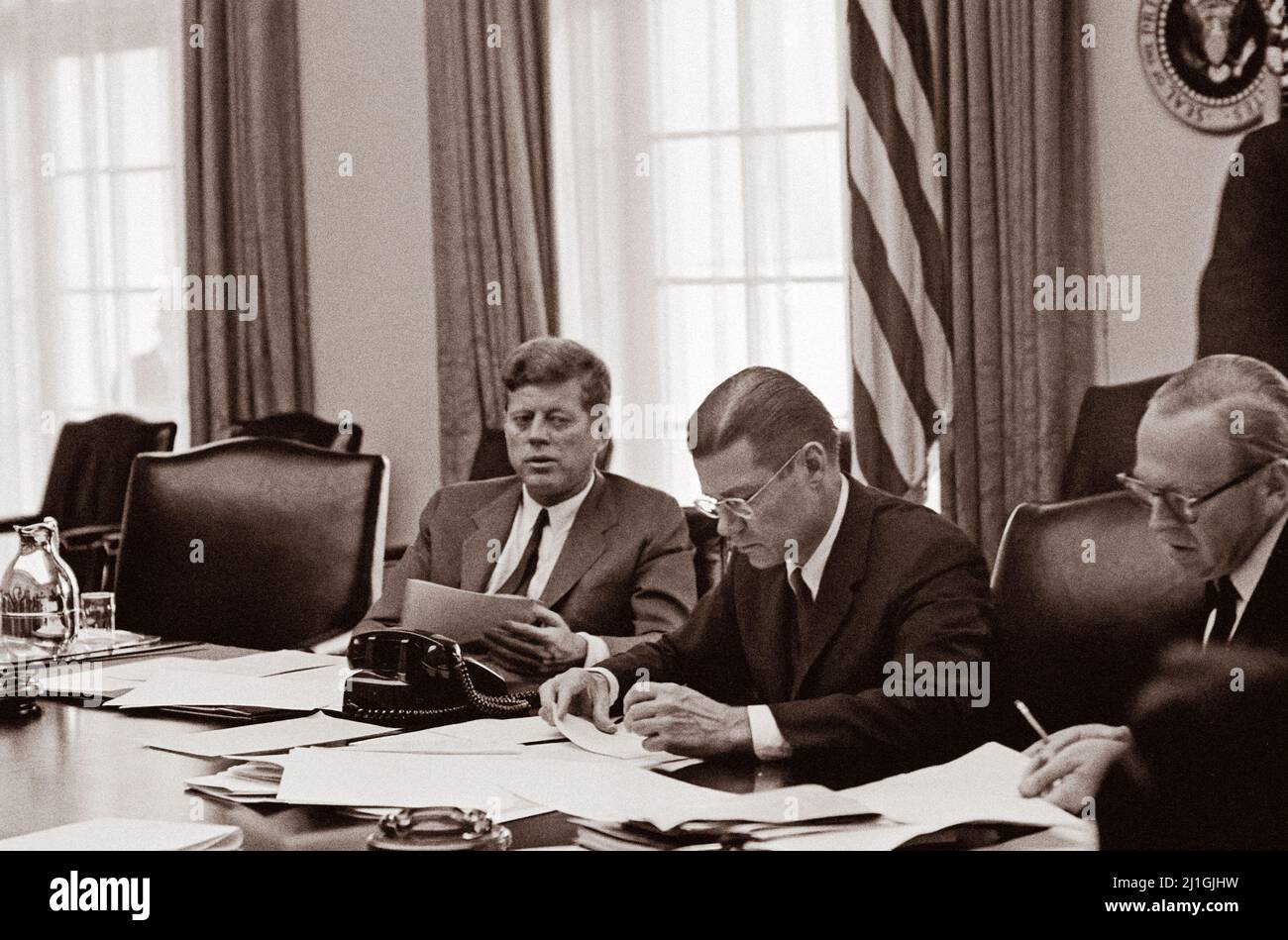 Vintage-Foto von John F. Kennedy beim Treffen des Exekutivkomitees des Nationalen Sicherheitsrats (EXCOMM). Washington D.C., USA. 29. Oktober 1962 Bitte cre Stockfoto