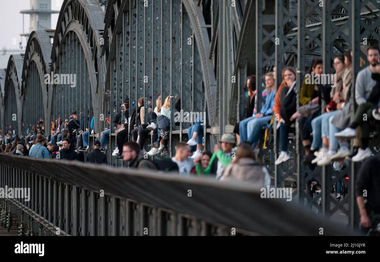 München, Deutschland. 25. März 2022. Zahlreiche Menschen genießen das schöne Wetter auf der Hackerbrücke und beobachten den Sonnenuntergang. Quelle: Sven Hoppe/dpa/Alamy Live News Stockfoto