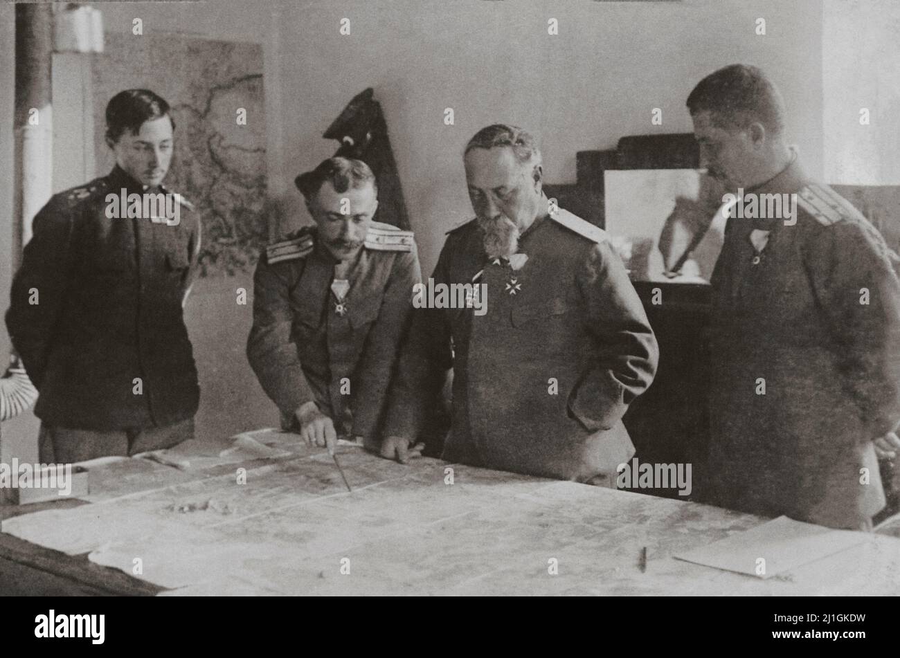Archivfoto des bulgarischen Generals Todoroff (Bart) mit Prinz Cyrill bei der Kartenstudie im Hauptquartier. 1916 Georgi Stoyanov Todorov (18 Stockfoto