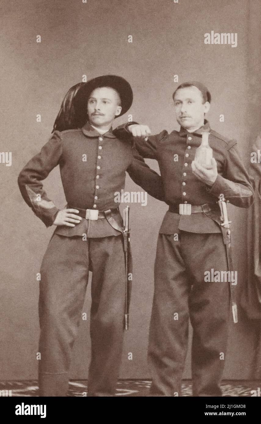 Porträt von zwei italienischen Militärs (Bersaglieri). Von Giuseppe Marzocchini, c. 1860 - c. 1880 Bersaglieri (wörtlich: "Marktmänner"), das Elitekorps von Stockfoto