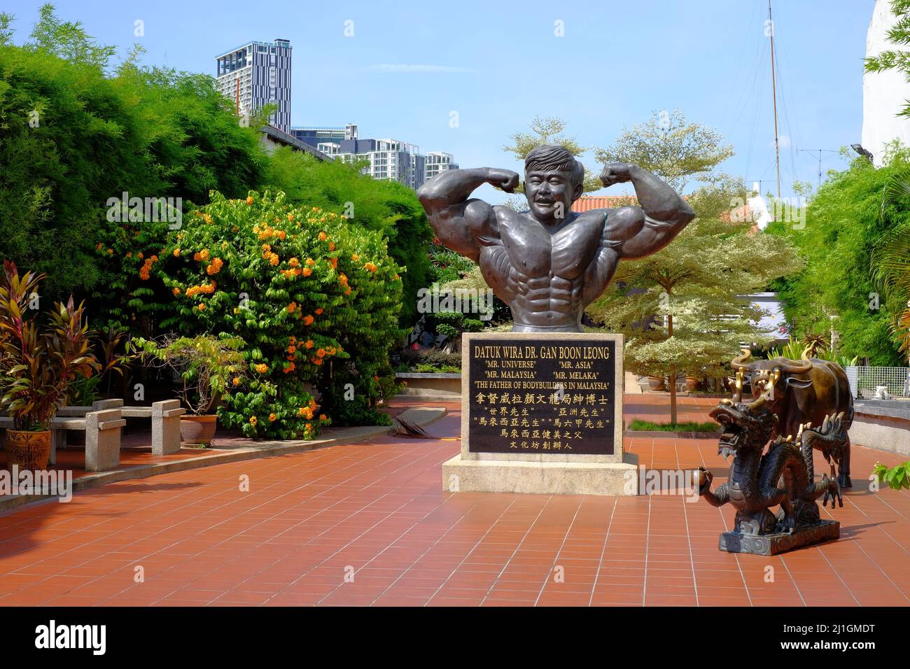 Melaka, Malaysia - 22. März 2016: Schöner Stadtpark mit der berühmten Skulptur Dr. Gan Boon Leong Statue. Reiseziele In Melaka Stockfoto